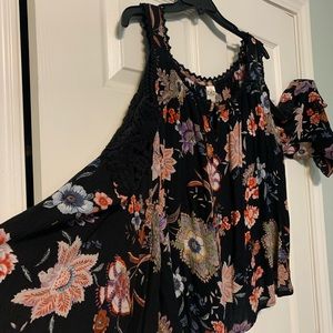 Billa, bell sleeve, cold shoulder